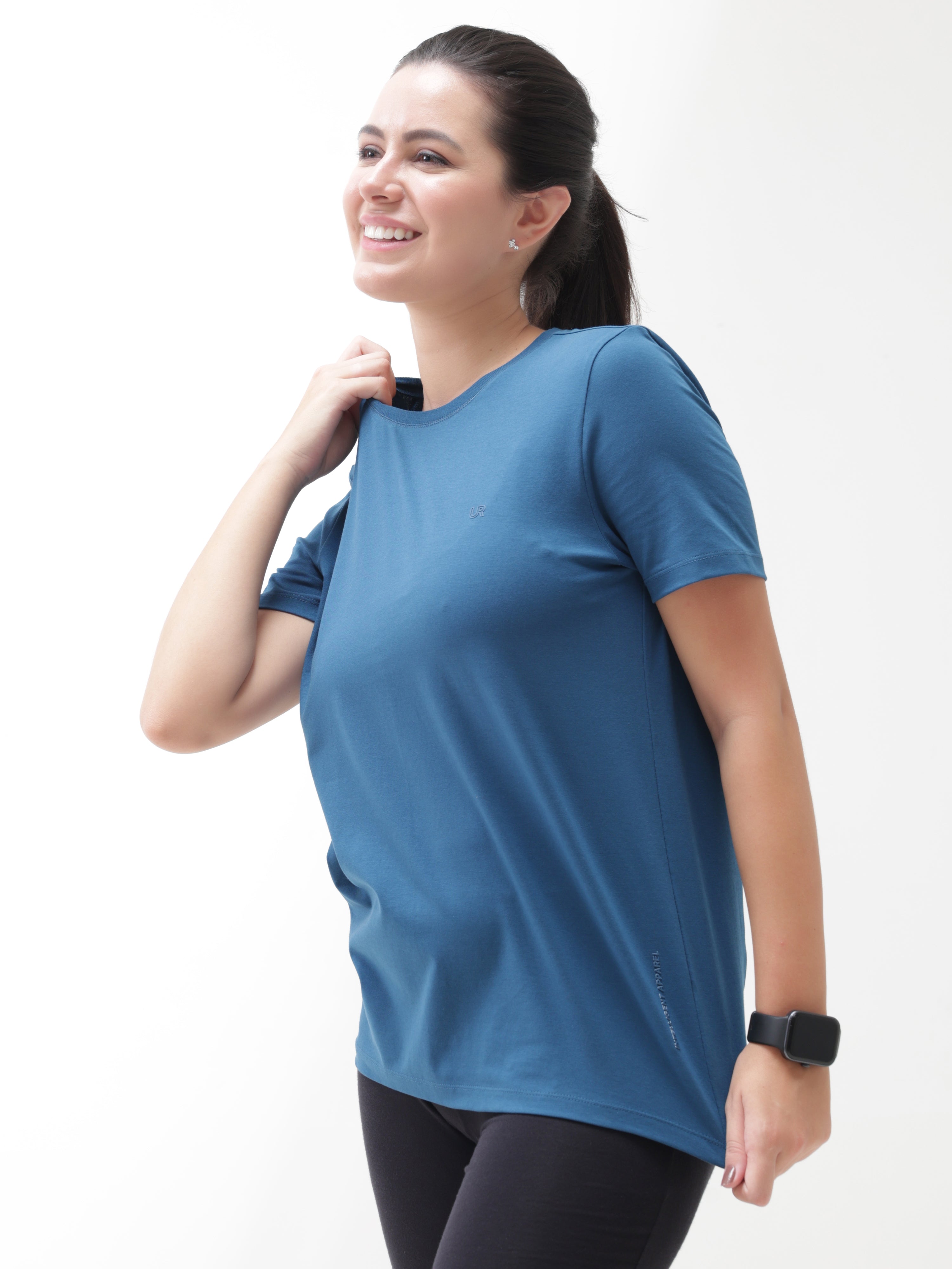 Woman wearing a sea blue Turms T-shirt with a round neckline, tailored fit, made of 95% premium cotton and 5% spandex, anti-stain and anti-odour