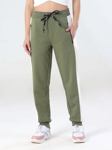 Women wearing Turms Intelligent coord set joggers in olive green, showcasing anti-stain, water-proof features for travel.