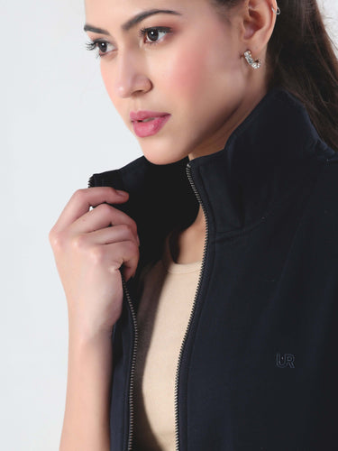 Close-up of a woman in a black zip-up jacket, showcasing the stylish design of the Turms Intelligent Cord Set.