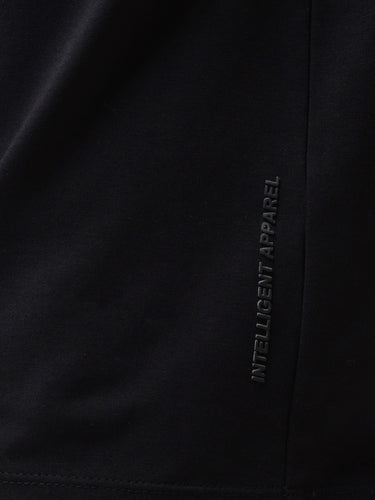 Close-up of Midnight Elegance Turms T-shirt showcasing "Intelligent Apparel" text on black fabric, emphasizing anti-stain and anti-odor properties.