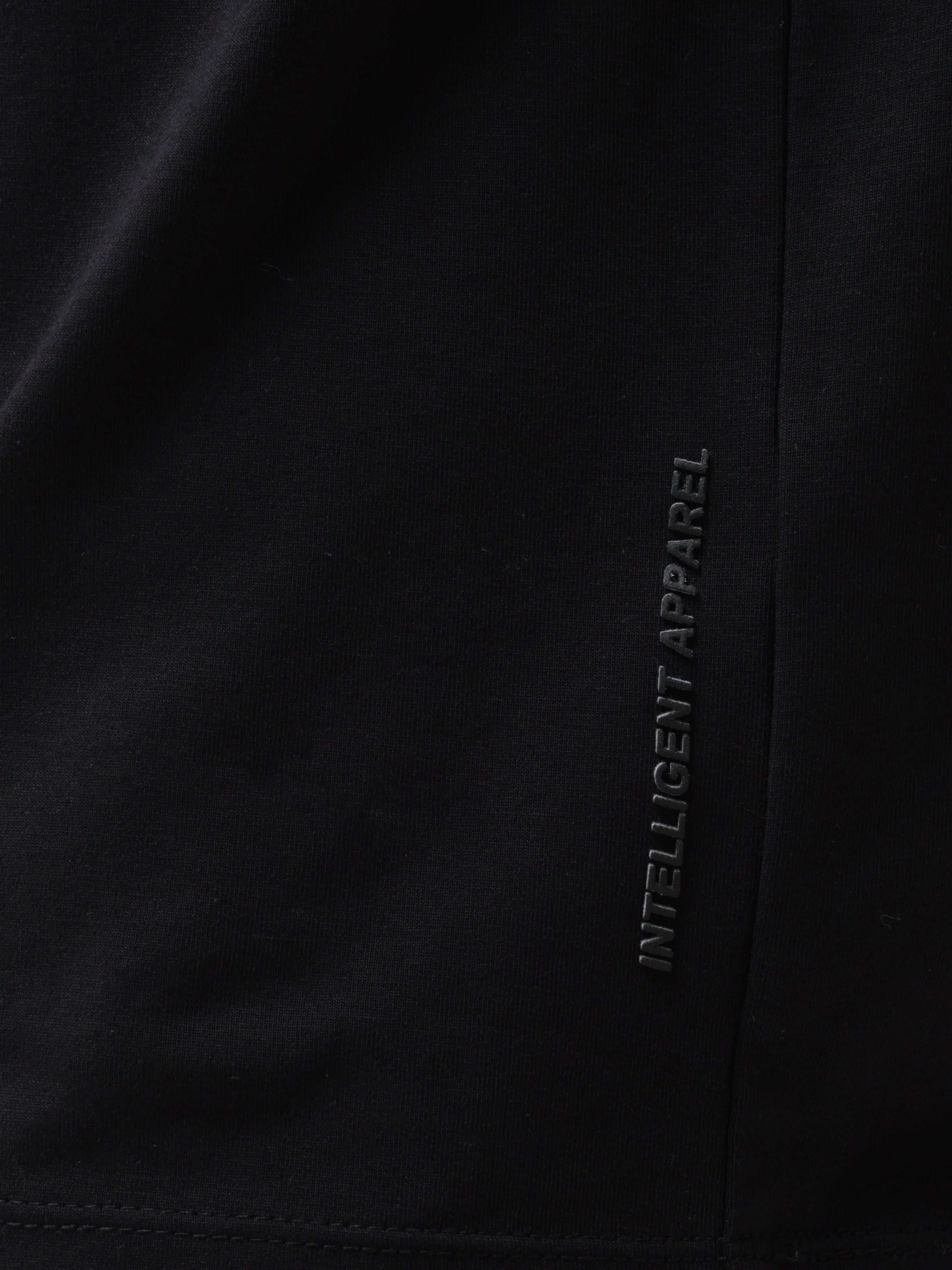 Close-up of Midnight Elegance Turms T-shirt showcasing "Intelligent Apparel" text on black fabric, emphasizing anti-stain and anti-odor properties.