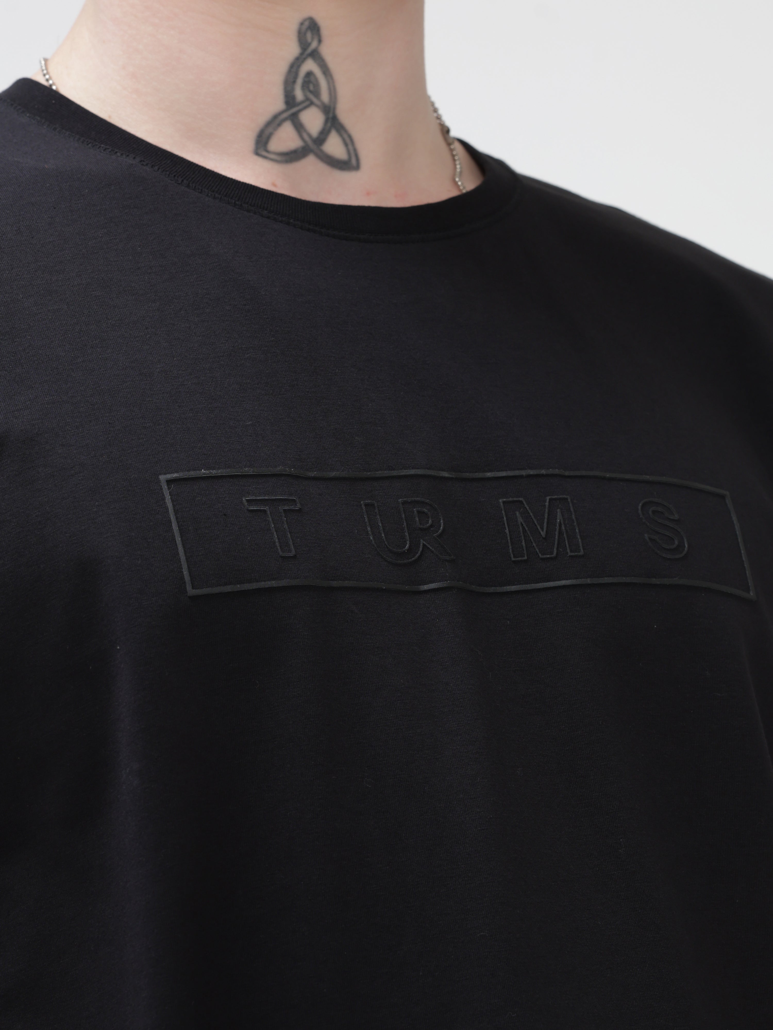 Black round-neck Turms T-shirt with anti-stain, anti-odor features, and embroidered logo. Stretchable and trending intelligent apparel.