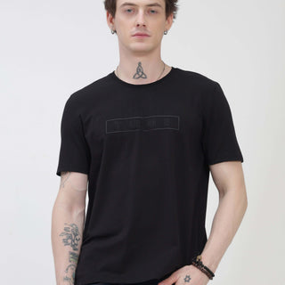 Man wearing black round-neck Turms T-shirt, tailored fit, anti-stain, anti-odor, stretchable intelligent apparel. Trending and best in fashion.