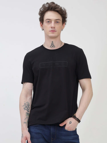 Man wearing black round-neck Turms T-shirt, tailored fit, anti-stain, anti-odor, stretchable intelligent apparel. Trending and best in fashion.