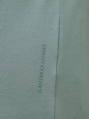 Simple Green round-neck Turms T-shirt with "Intelligent Apparel" text, stain-proof, odor-resistant, tailored fit, premium cotton blend.