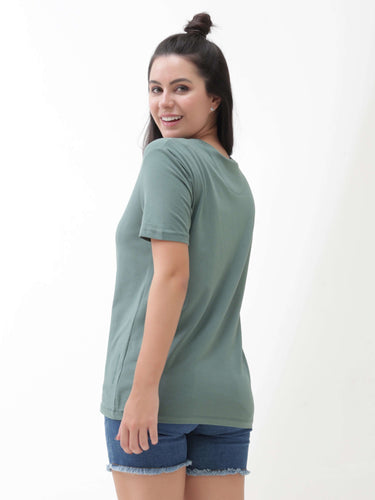 Woman wearing Simple Green round-neck Turms T-shirt, stain-proof and odor-resistant, tailored fit, casual wear.