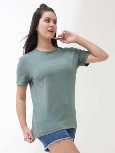 Woman wearing a Simple Green stain-proof and odor-resistant round-neck Turms T-shirt with tailored fit and premium cotton fabric.