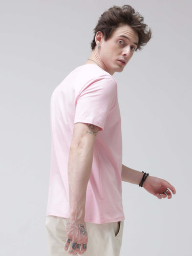 Man wearing a pink round-neck anti-stain and anti-odour Turms T-shirt made of stretchable fabric, perfect for intelligent apparel.