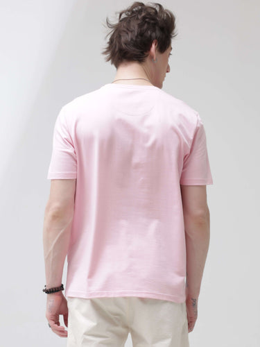 Person wearing a pink anti-stain, anti-odor Turms T-shirt with a round neck, tailored fit, and stretchable fabric viewed from the back.