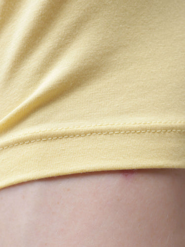 Close-up of Turms round-neck T-shirt in honey comb fabric, featuring tailored fit and COOLTECH anti-odor technology.