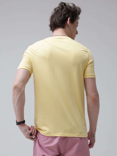 Back view of a man wearing a yellow Turms round-neck T-shirt with COOLTECH and anti-odour honeycomb fabric.
