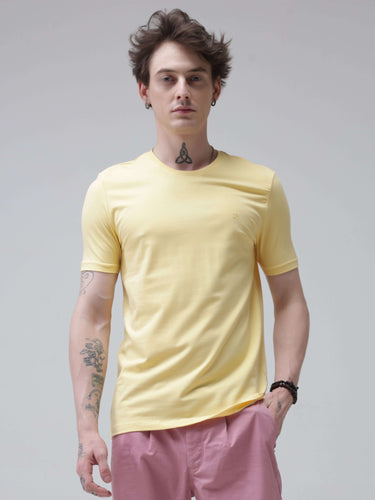 Man wearing yellow T-shirt with round-neck, showcasing stain-proof, odor-resistant, anti-odor Turms intelligent apparel, made from honeycomb fabric.