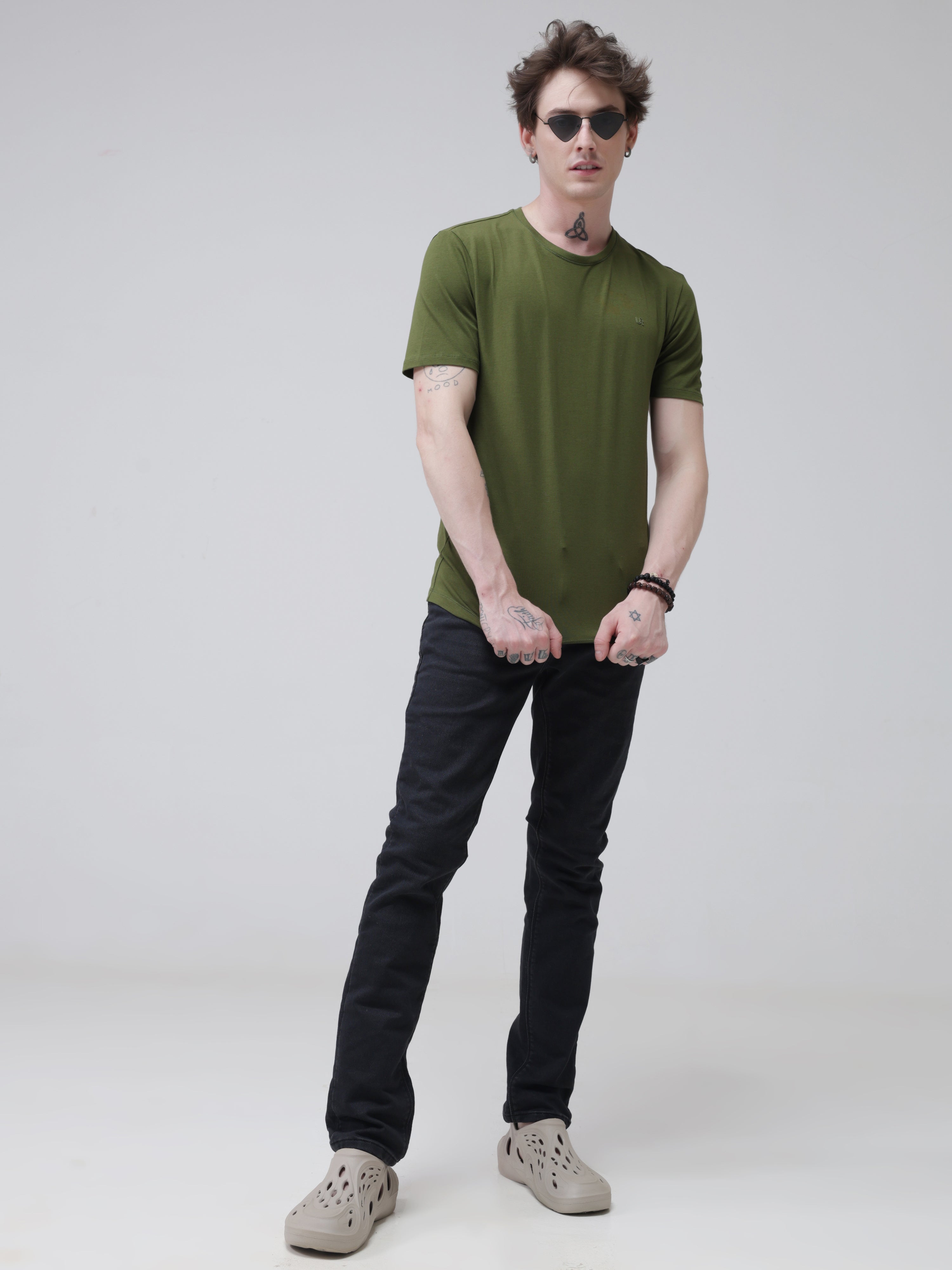 Man wearing green Turms round-neck T-shirt, tailored fit, water-resistant, anti-stain, premium cotton blend. Best polo T-shirt for men.