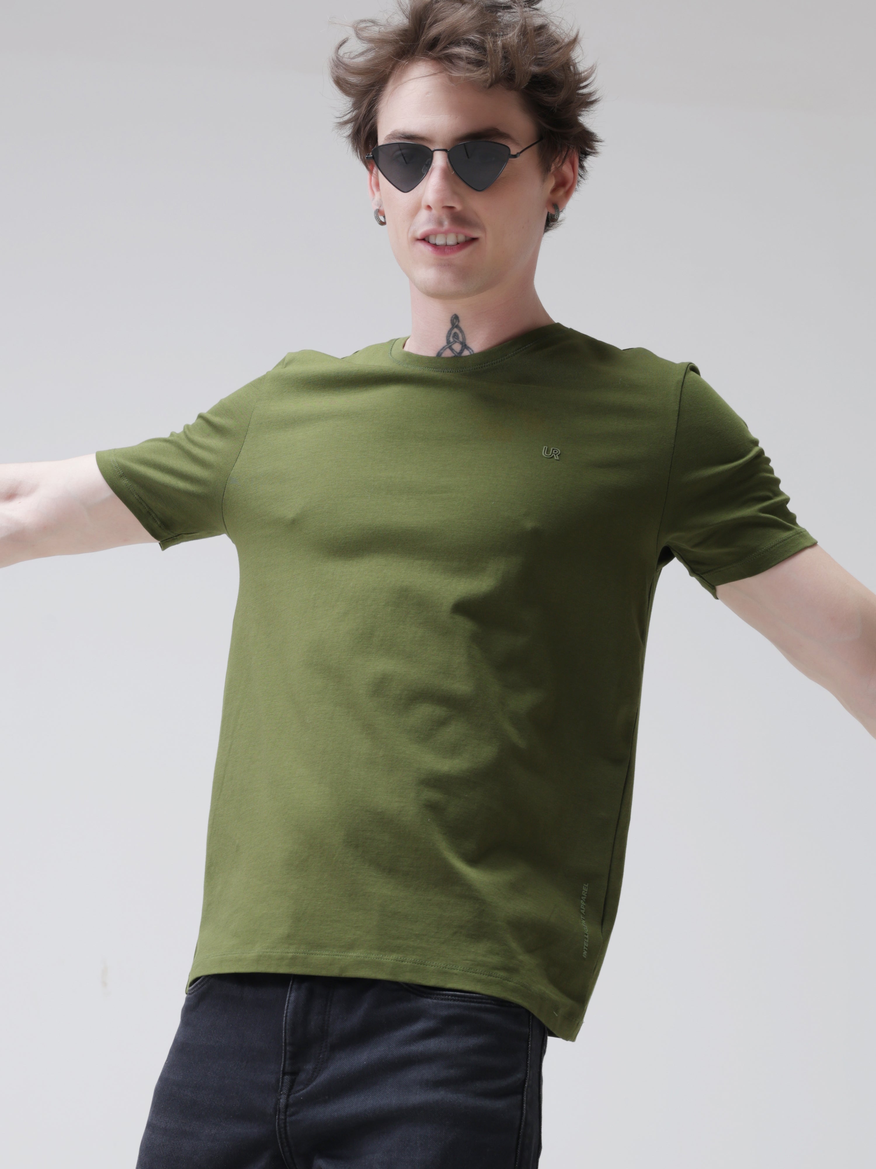 Man wearing green Turms round-neck T-shirt, tailored fit, anti-stain, odor-resistant, premium cotton spandex, menswear.