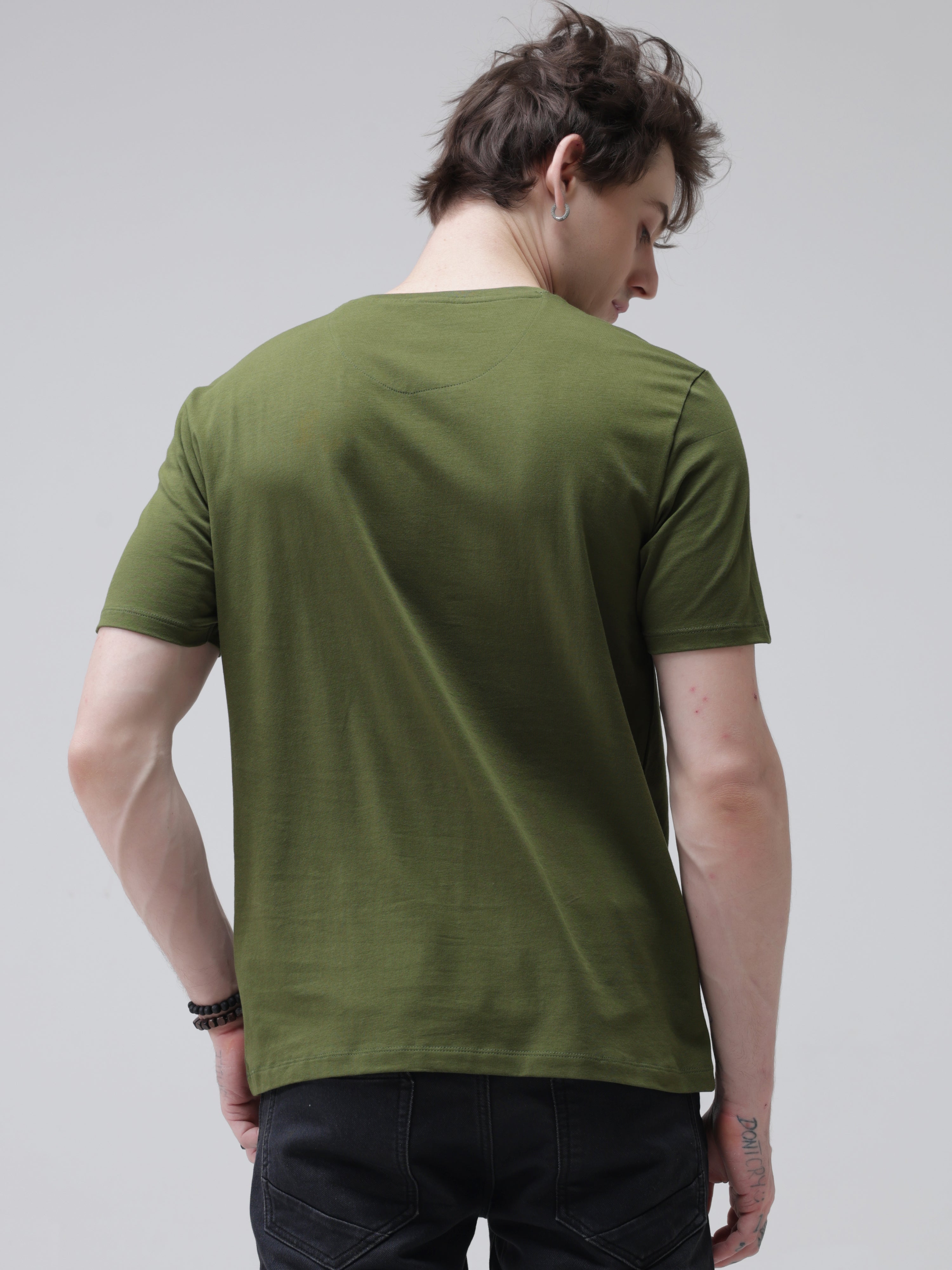 Man wearing green round-neck Turms polo T-shirt made of premium cotton and spandex, stain-proof, odor-resistant, and tailored fit.