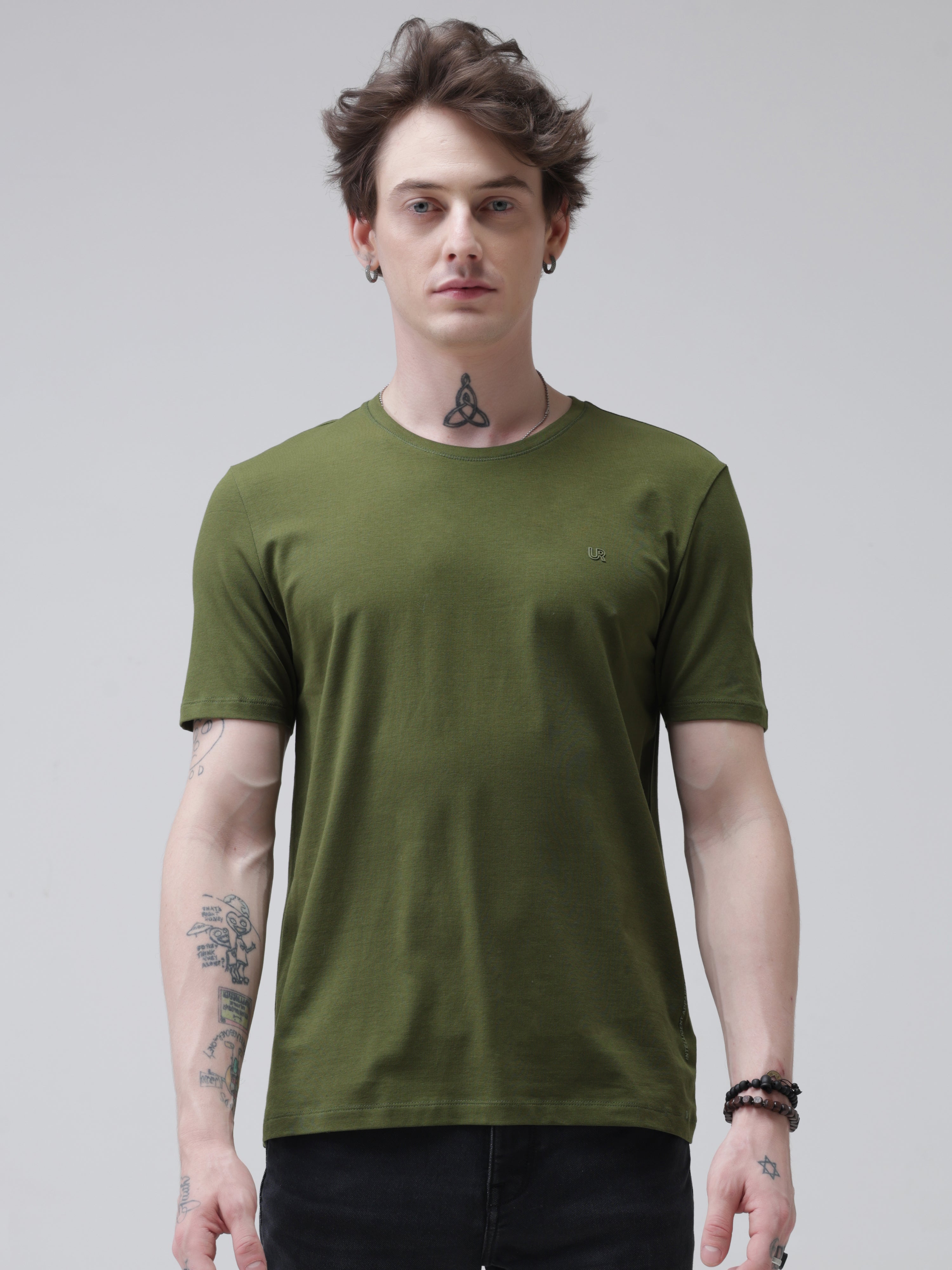 Man wearing green round-neck Turms T-shirt, stain-proof and odor-resistant with antimicrobial properties, tailored fit, made of premium cotton and spandex.