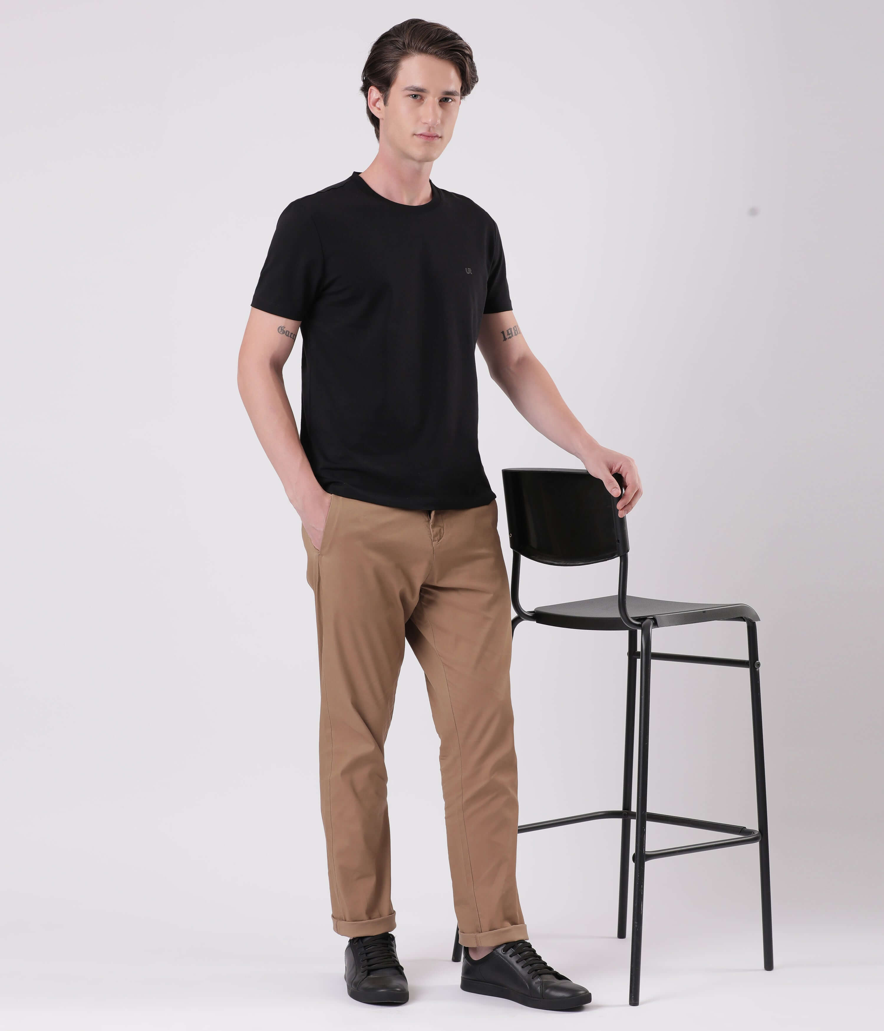 A model showcasing the Turms Dessert Mirage smart flex chinos paired with a black t-shirt, exuding effortless style.