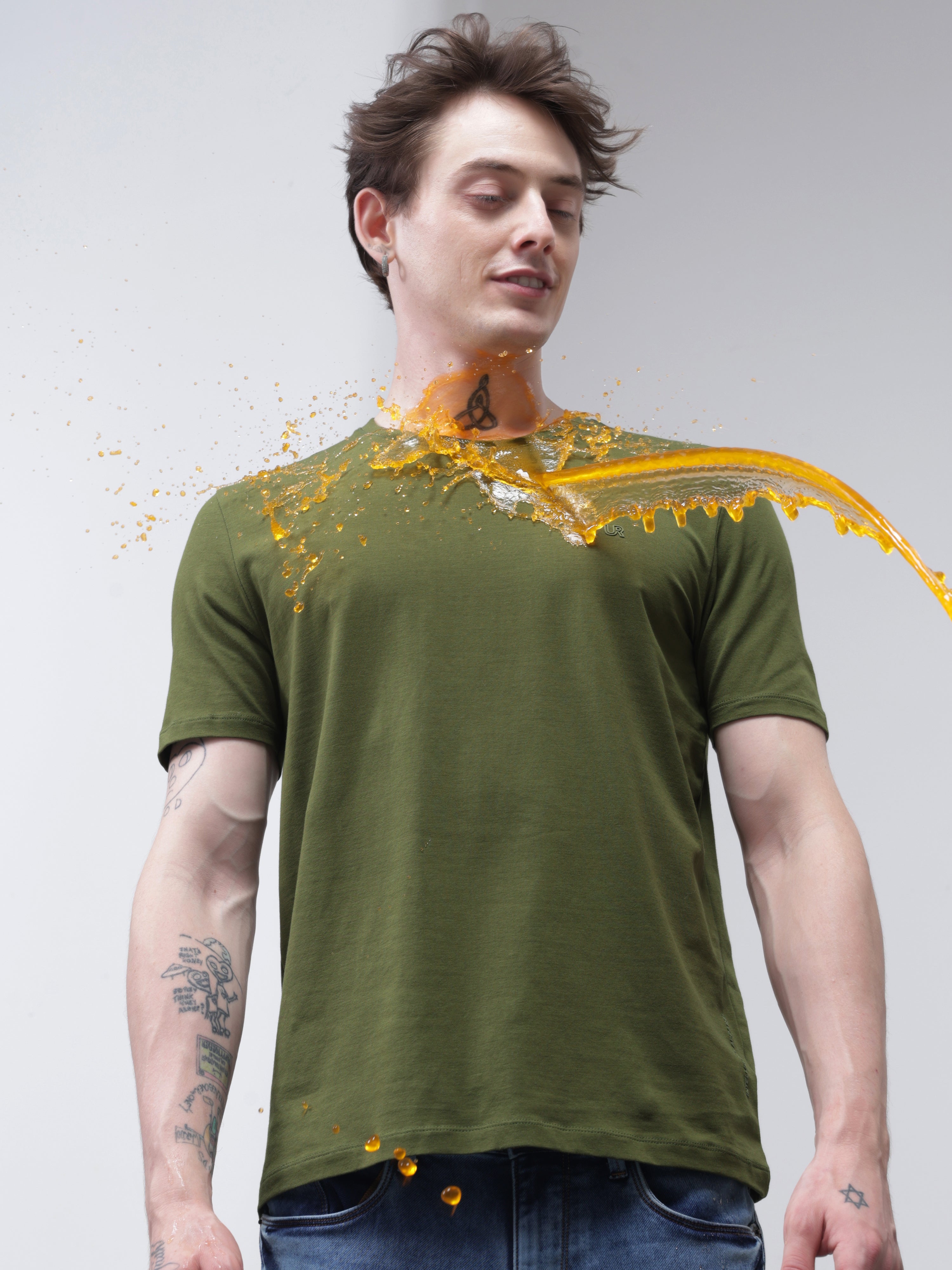 Man wearing green Turms round-neck T-shirt with stain-resistant and water-resistant properties splashed with liquid.