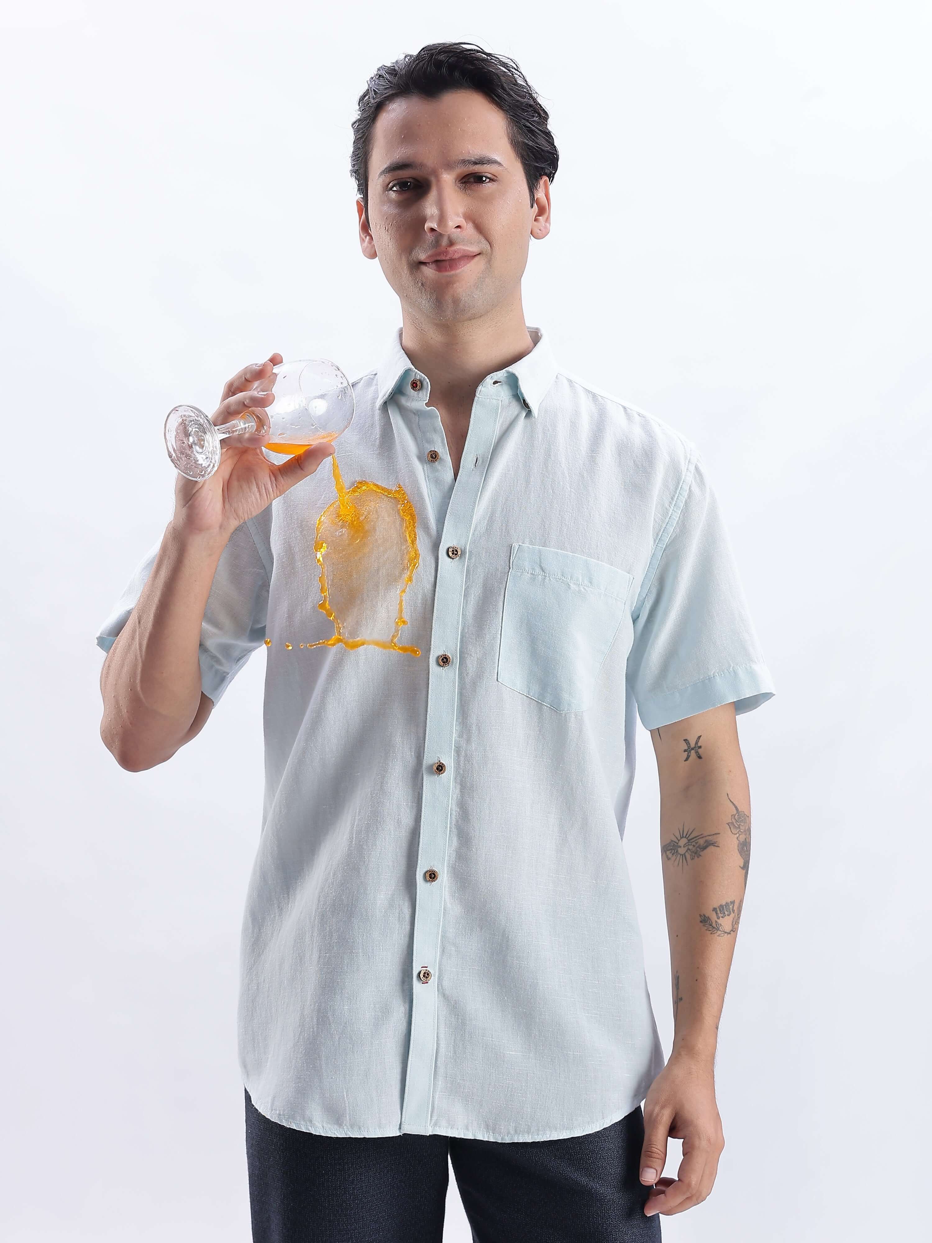 Blue Surf: Model wearing Turms Intelligent Linen Luxe Shirt, showcasing its anti-stain and breathable features.