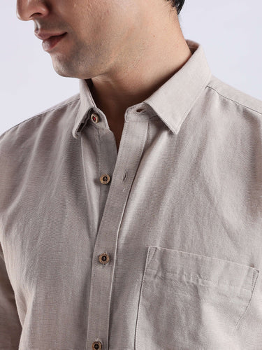 Desert Rider linen shirt from Turms Intelligent Apparel in beige, showcasing anti-stain, waterproof, and breathable features.