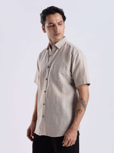 Desert Rider premium linen shirt from Turms Intelligent Apparel in a stylish light beige color.