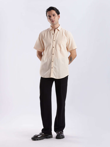 Model wearing Opalescent Sand linen shirt from turms intelligent apparel, showcasing breathable and anti-odour features.