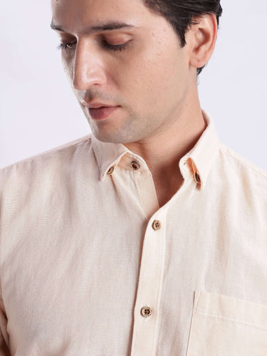 A man wearing a Sandy Sunset premium linen shirt from Turms Intelligent Apparel, showcasing its lightweight and stylish design.