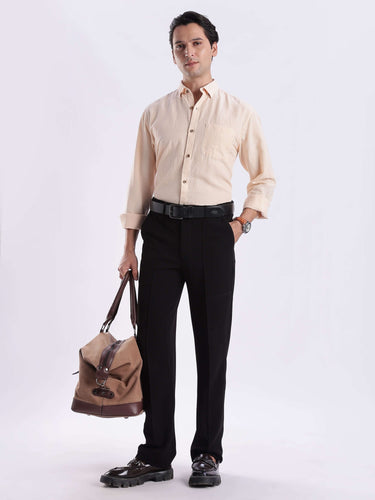 Sandy Sunset premium linen shirt from turms intelligent apparel worn by a model with a stylish bag.