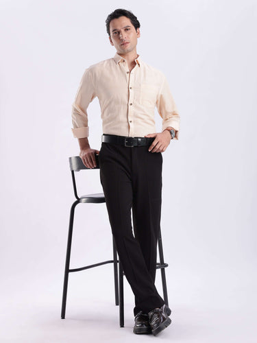 Sandy Sunset: model wearing Turms Intelligent Linen Luxe Shirt, showcasing premium quality and style.