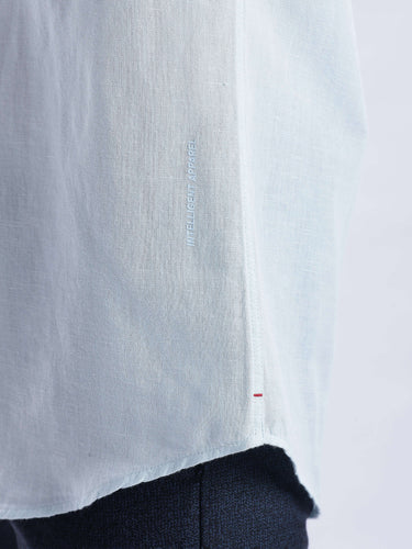 Blue Surf linen shirt from turms intelligent apparel showcasing breathable and anti-odour fabric details.