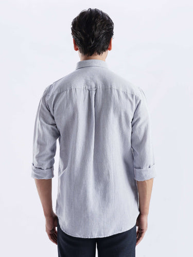 Back view of a man wearing the Skyline Blue premium linen shirt from Turms Intelligent Apparel.
