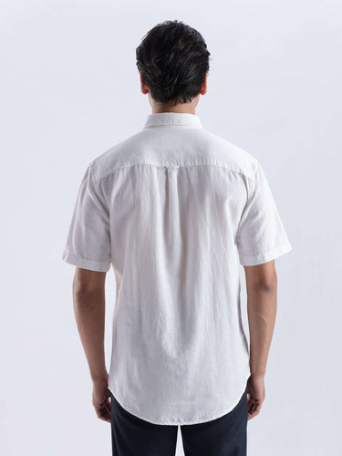 Back view of a man wearing the Snow Fox premium linen shirt from Turms Intelligent Apparel.