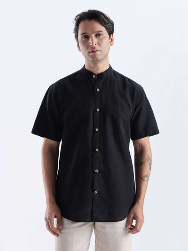 Black Phantom linen shirt from Turms Intelligent Apparel, breathable, anti-odour, and waterproof fabric.
