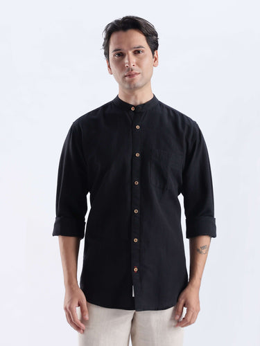 Nocturne Black premium linen shirt from Turms Intelligent Apparel, breathable and water repellent.