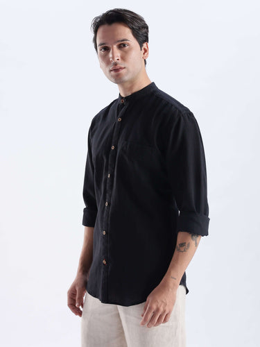Nocturne Black premium linen shirt from turms intelligent apparel, breathable and water repellent, perfect for everyday luxury.