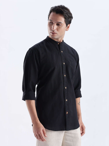 Nocturne Black premium linen shirt from Turms Intelligent Apparel, breathable, anti-stain, water-repellent fabric.