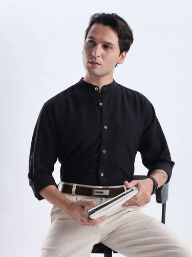 Nocturne Black shirt from Turms Intelligent Apparel, premium linen, anti-stain, breathable, and water-repellent.
