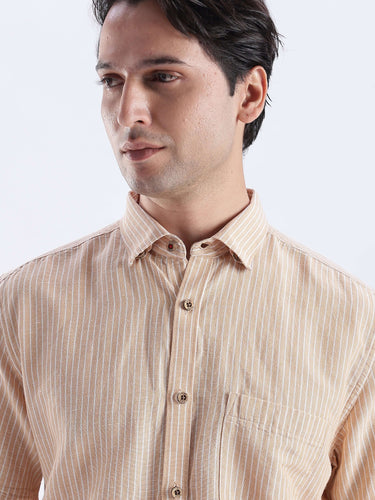 Cinnamon Dream linen shirt in a stylish striped design, showcasing premium Turms Intelligent apparel features.
