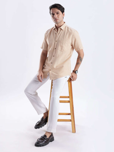 Model wearing the Cinnamon Dream linen shirt, showcasing premium Turms Intelligent Apparel in a stylish and functional design.