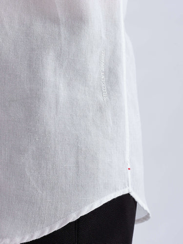 Frosty Lion: Linen shirt from Turms Intelligent Apparel showcasing precision stitching and breathable fabric.