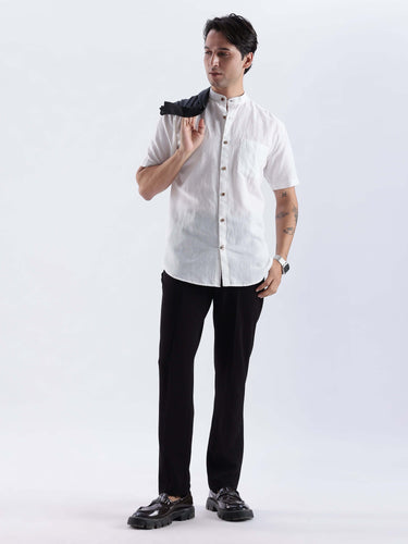 Frosty Lion: man wearing a stylish linen shirt from Turms Intelligent Apparel, showcasing breathable and anti-stain features.