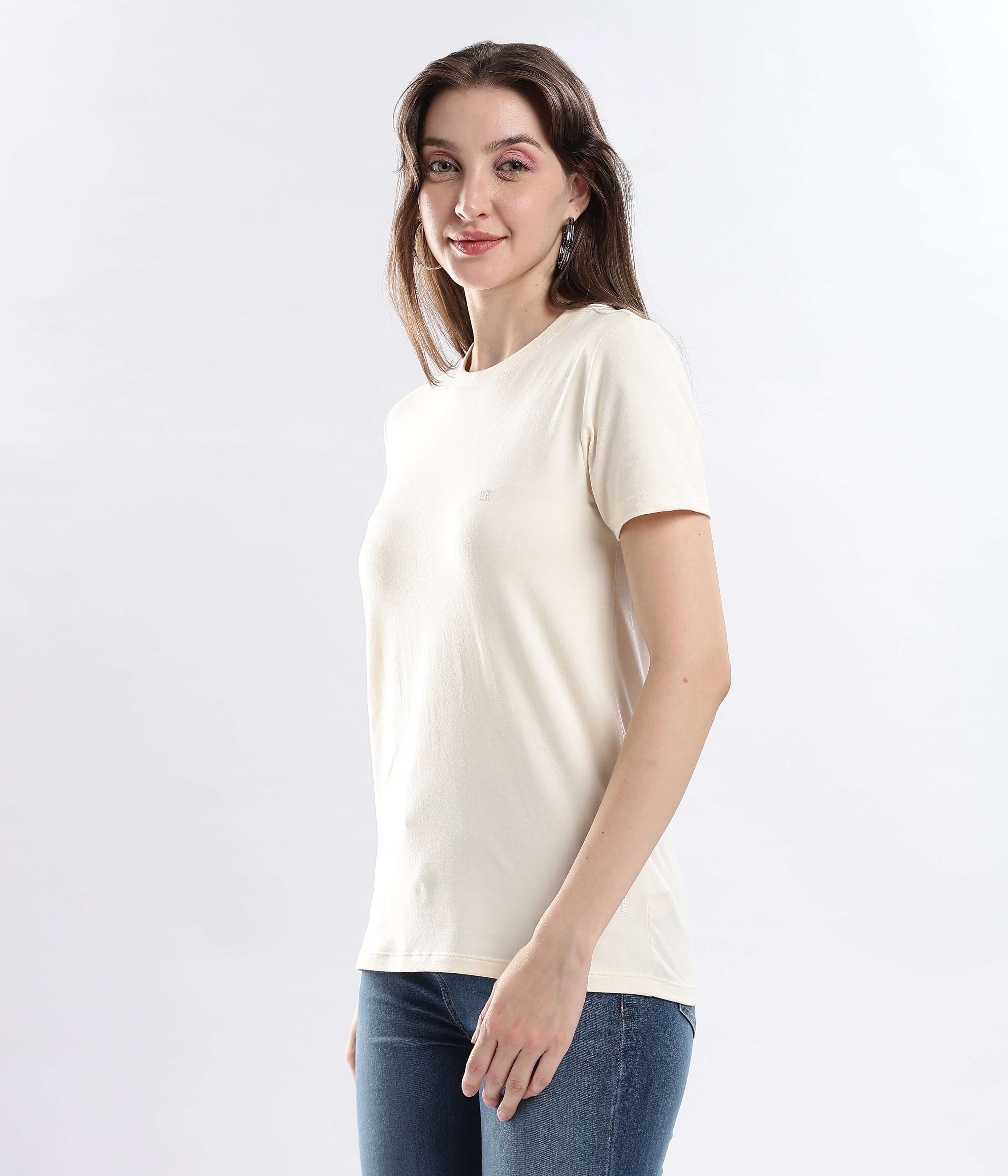 Model wearing Polar Off-white cotton tshirt, featuring stretchable, waterproof, and anti-odour qualities.