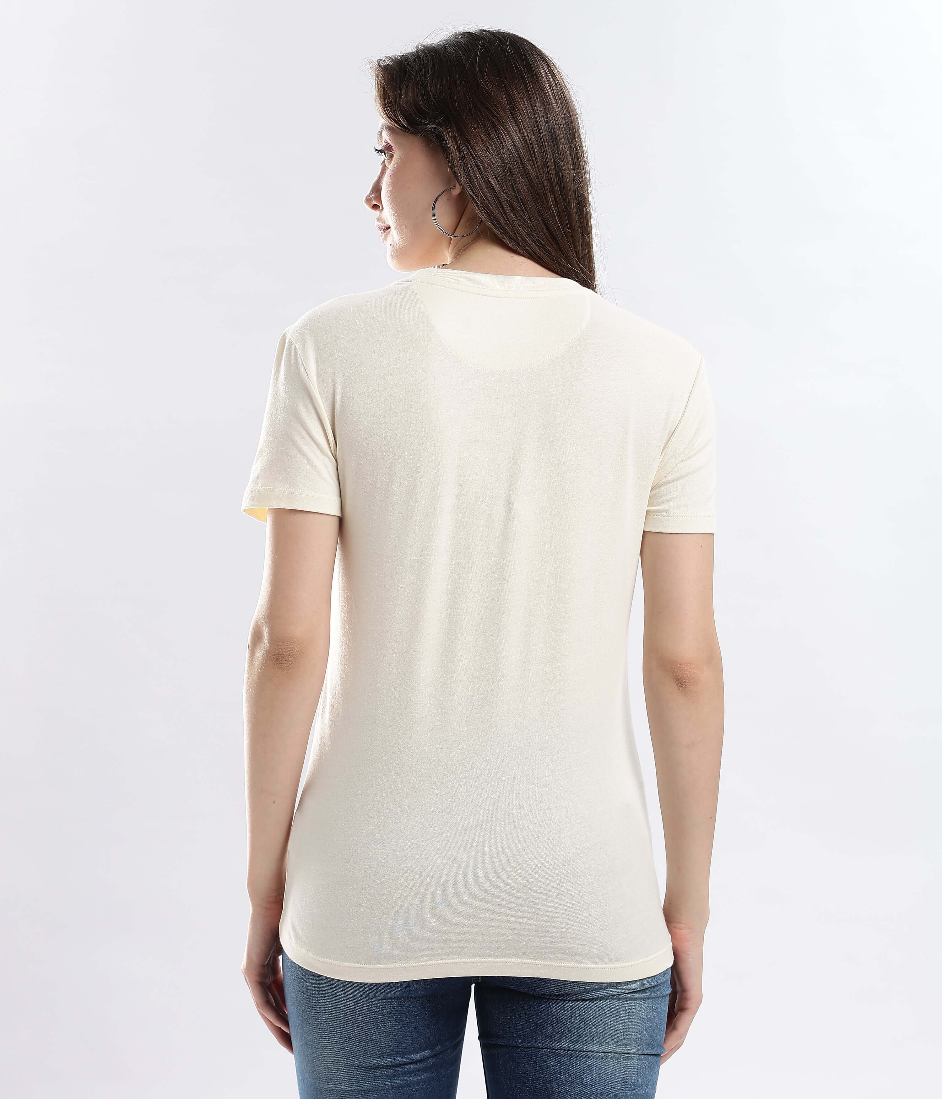 Back view of a woman wearing the Polar Off-white stretchable cotton t-shirt, showcasing its fitted design and soft fabric.
