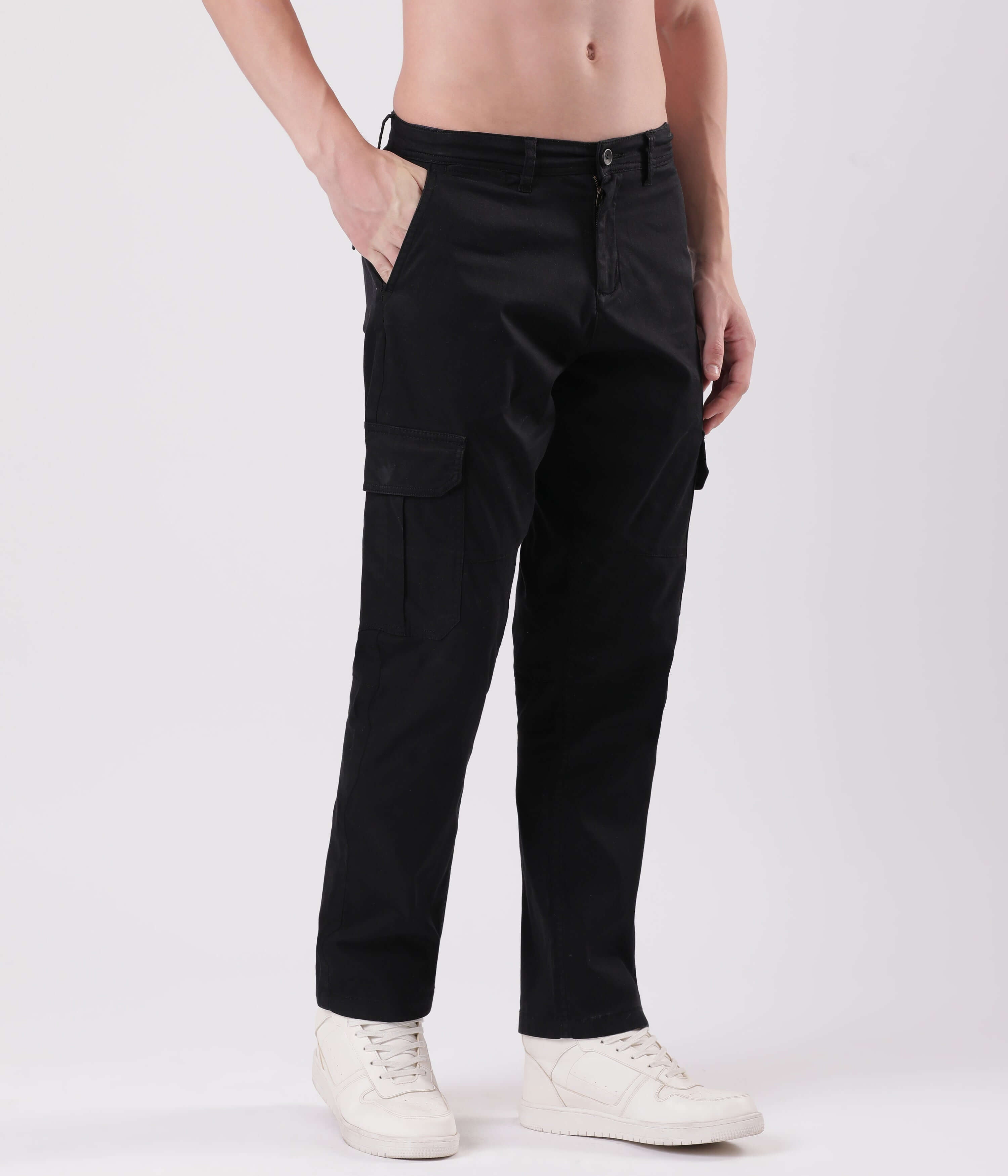 Black Rogue cargo pants by Turms, showcasing style and functionality with a modern fit.