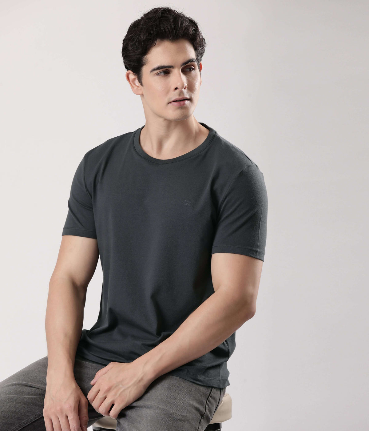Charcoal Knight mens t-shirt from Turms, stylish and comfortable, ideal for daily wear.