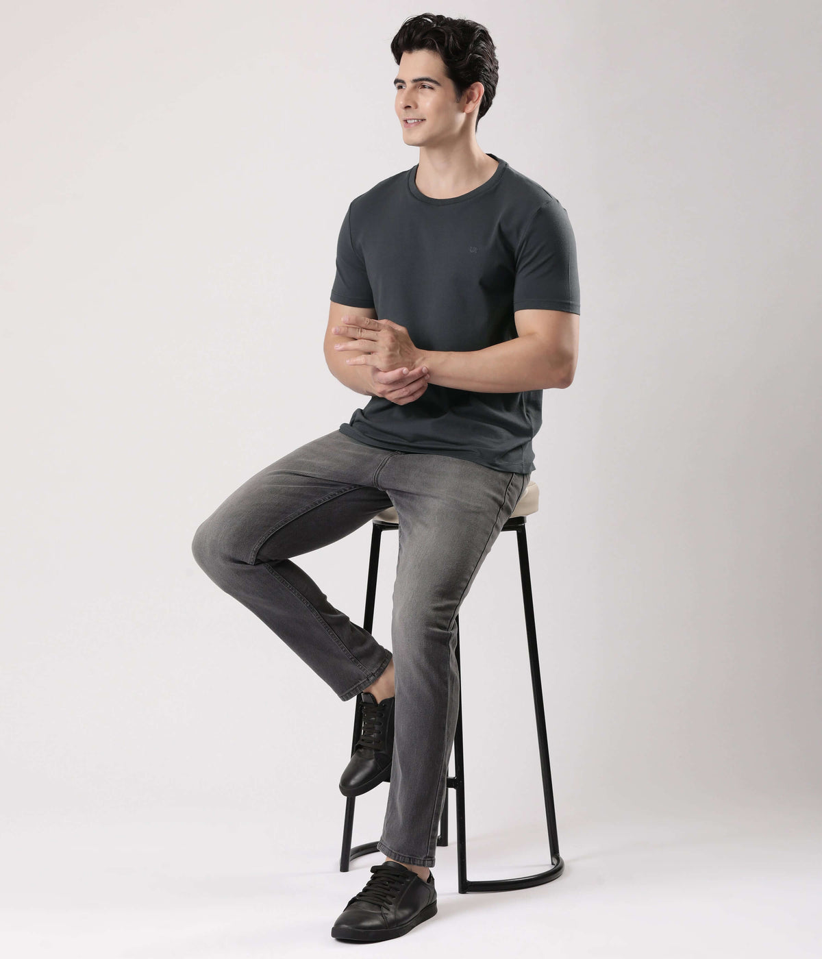 Charcoal Knight men's t-shirt from Turms, showcasing style and comfort in intelligent apparel.