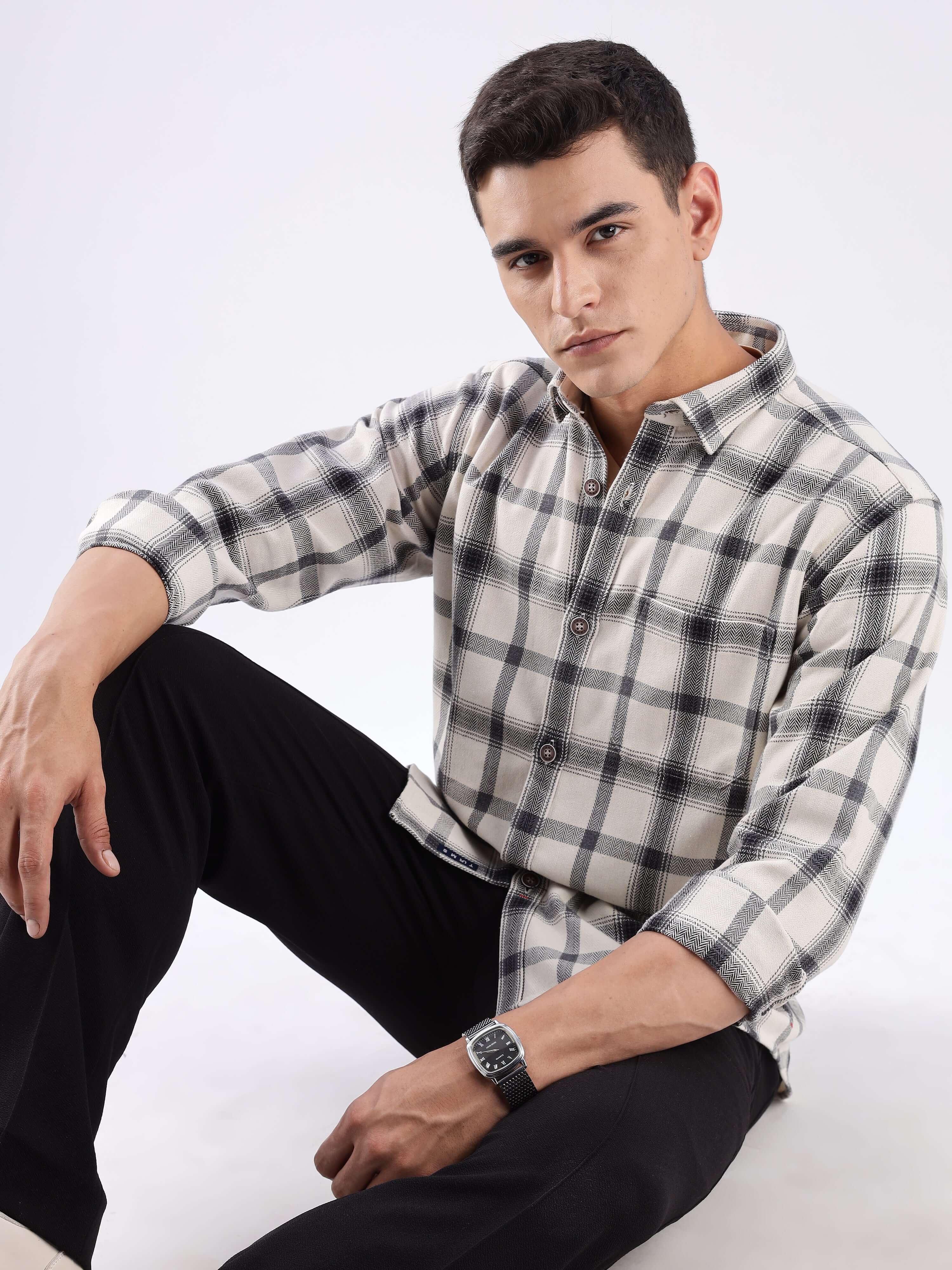 Stylish man wearing a sustainable recycled cotton checked shirt by Turms, featuring a cool tech anti-odour design.