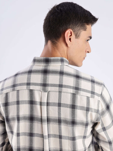 Back view of the Turms sustainable recycled cotton checked shirt in stylish gray and white pattern.