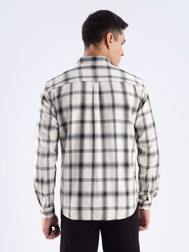 Man wearing a recycled cotton checked shirt from Turms, showcasing sustainable fashion and cool tech features.