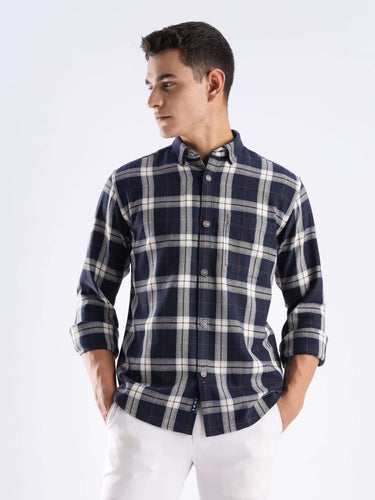 Man wearing a blue and white checked recycled cotton shirt from Turms, showcasing style and sustainable fashion.